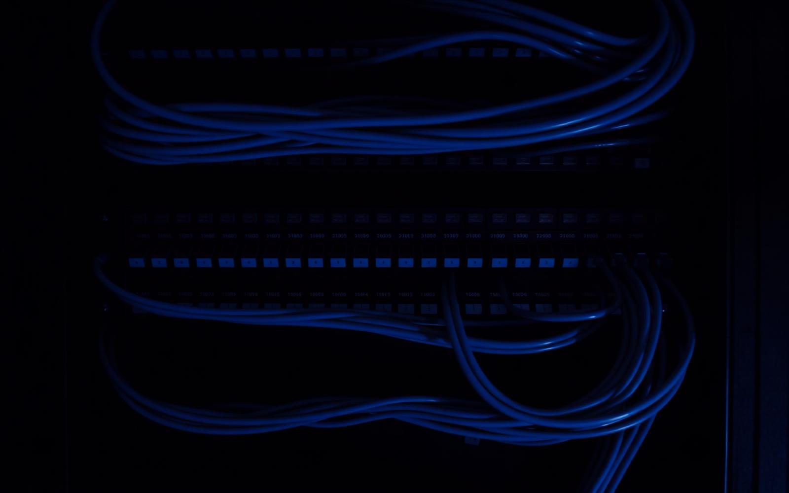 Organised network cabling in a patch panel